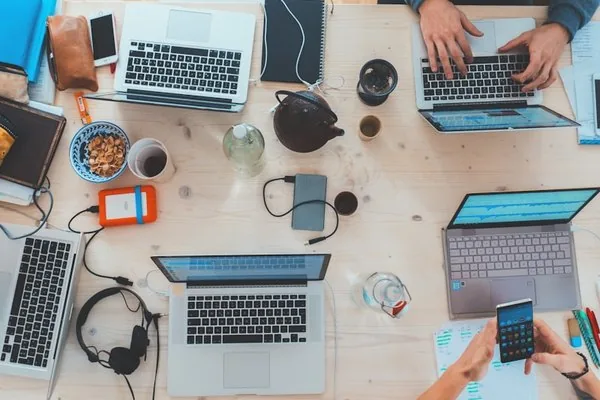 Equipo colaborando en una reunión de trabajo