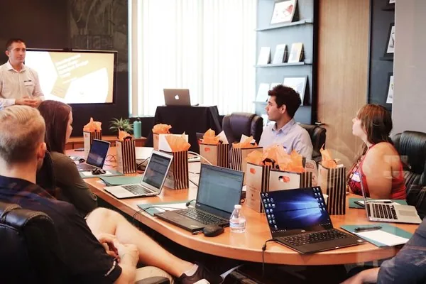 Equipo de recursos humanos revisando un proceso de selección