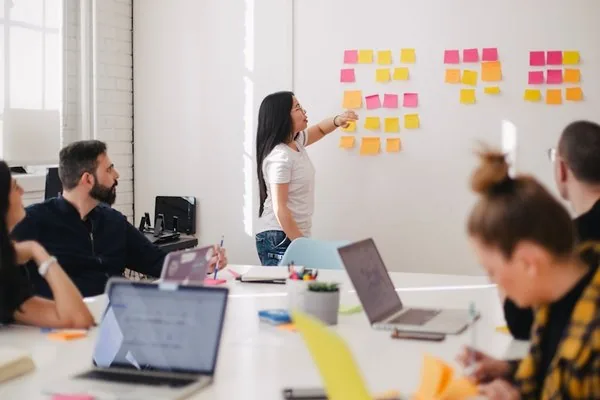 Profesionales conversando en un entorno corporativo