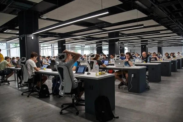 Equipo colaborando en una reunión de trabajo