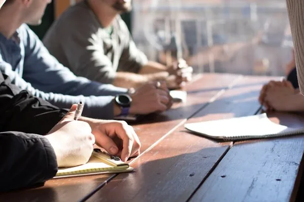 Profesionales conversando en un entorno corporativo