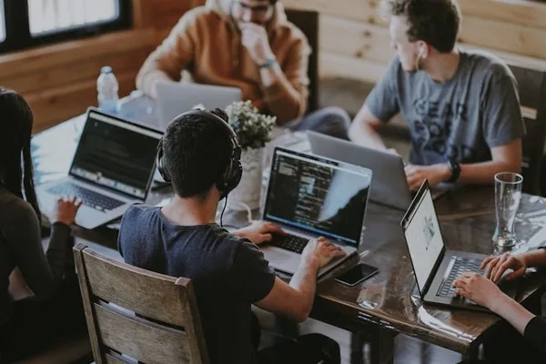 Profesionales conversando en un entorno corporativo