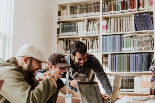 Equipo de recursos humanos revisando un proceso de selección